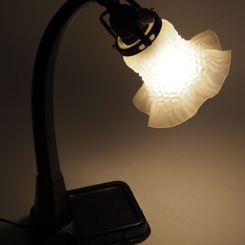 Desk lamp 1930s Lampe de bureau 1930

sur un grand pied, tige conique cannelée, &hellip;
