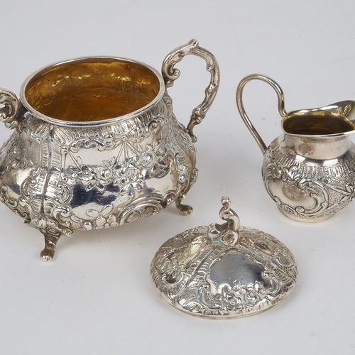 Miniature tea service, 800 silver 微型茶具，800银

饰有丰富的洛可可式装饰。包括高脚杯，椭圆形，边缘有洛可可和玫瑰，长27&hellip;
