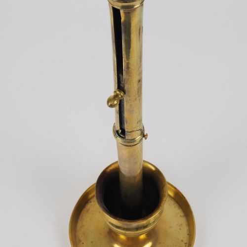 Large Biedermeier candlestick 大型比德梅尔式烛台

黄铜制，碗状支架，上面有花瓶状的液体蜡架。有一个长轴，可以调节蜡烛的高度。德国&hellip;