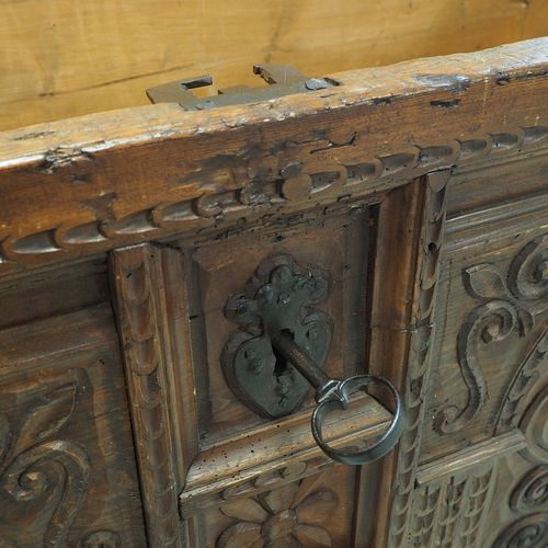 Large baroque chest, 18th century. Gran arcón barroco, siglo XVIII.

Cuerpo de m&hellip;