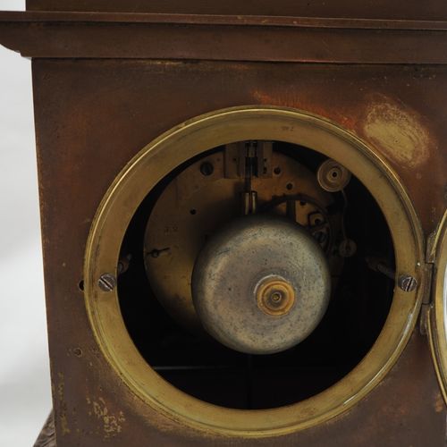 Empire mantelpiece clock around 1820 1820年左右的帝国壁炉座钟

青铜外壳，部分已被腐蚀和镀金。非常细密的装饰。在下部有&hellip;