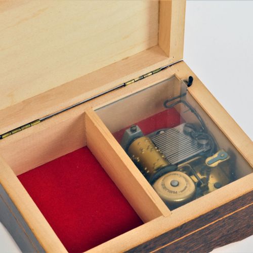 Reuge Musikdose, 70er Jahre 锐志音乐盒，70年代


木盒染成棕色，盖子上有图片。当打开时，内置的音乐盒发出音乐声。美丽的演奏，良好&hellip;