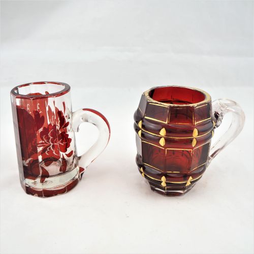 Andenkenbecher, 2 Stück, Böhmen, 19. Jh. 纪念杯，2件，波西米亚，19世纪。


在啤酒杯的形状。切割的水晶玻璃，有红色&hellip;