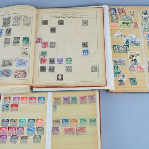 Konvolut Briefmarken, 3 Alben, 20. Jh. 一批混合的邮票，3本相册，20世纪。


世界各地的邮票，主要是德国。二手和空白。&hellip;