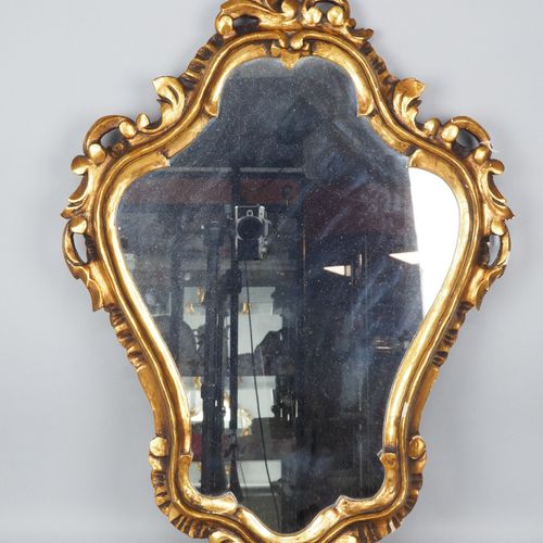 Wandspiegel mit Goldrahmen im Barockstil 巴洛克风格的金框壁镜。


美丽的弧形镜子，有雕刻和部分镀金的木框。很少有使用&hellip;
