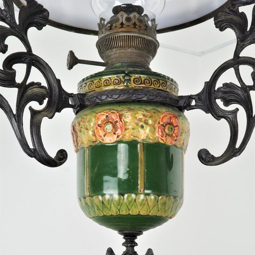 Jugendstil Wohnraumlampe, um 1900 新艺术派客厅灯，1900年左右


可调节高度的天花板灯，用石蜡操作。铸铁件的主体，结构非常&hellip;