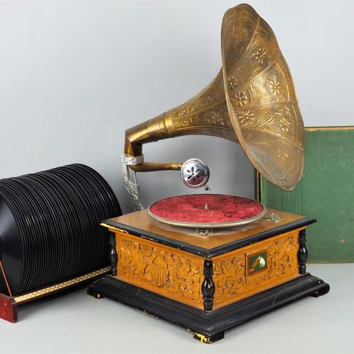 Altes Trichtergrammophon Vecchio grammofono a imbuto


Cassa di legno con foglia&hellip;