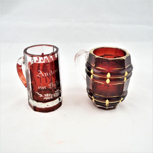 Andenkenbecher, 2 Stück, Böhmen, 19. Jh. 纪念杯，2件，波西米亚，19世纪。


在啤酒杯的形状。切割的水晶玻璃，有红色&hellip;