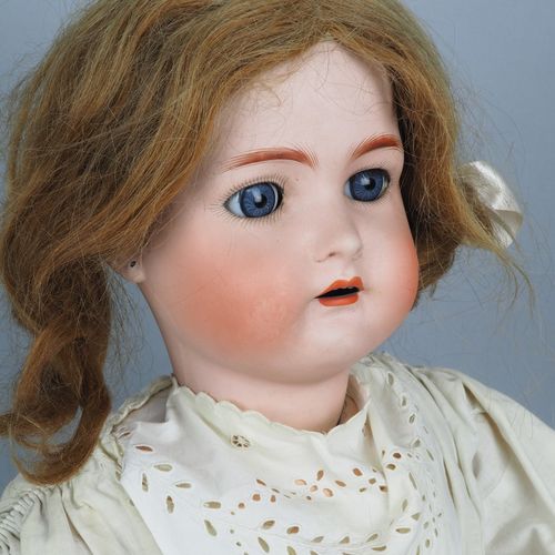Große Mädchenpuppe 大女孩娃娃


身体由纸浆制成，有木制球状关节。瓷质头像，有睡眼。穿孔的耳垂用于佩戴耳环。张开嘴，有明显的牙齿。背面有制作&hellip;