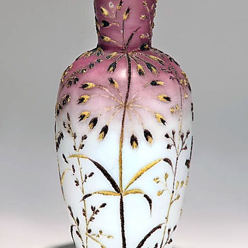 Vase 约20世纪初。腹部的肩部容器，颈部呈圆锥形。牛奶玻璃，部分被染成紫色，融化的玻璃颗粒的草装饰。高23,2厘米。装饰部分有些擦掉了。