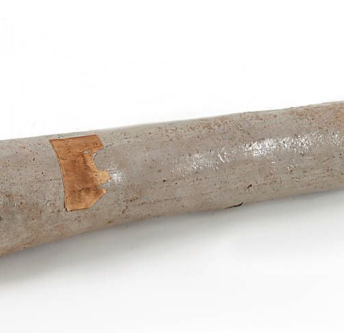 Teil einer römischen Wasserleitung 约公元200年。浅灰色釉面石器。长49.5厘米，两端的D为11.3厘米，7.2厘米。