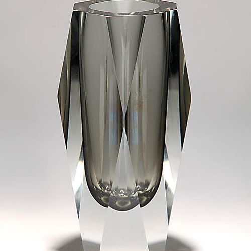 Vase Italien, Murano, 1960er Jahre. Farbl. Und rauchgraues Glas, kantig geschlif&hellip;