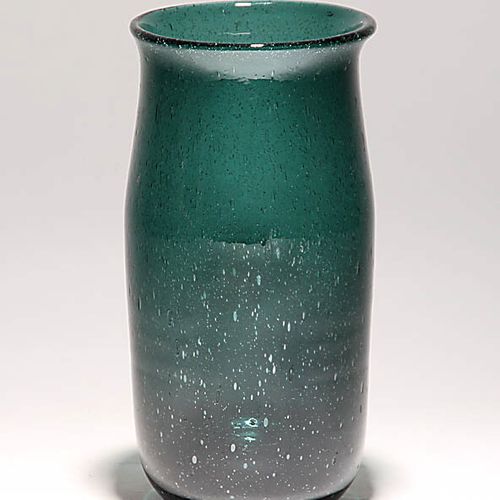 Vase Verre vert foncé à bulles, grande cassure rodée dans le fond. H 24,1 cm.