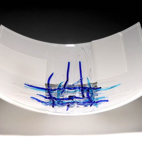 Schale 工作室玻璃。方形，圆顶形式。白色、无色、浅蓝色和深蓝色玻璃。高8.6厘米，长/宽25.6厘米。