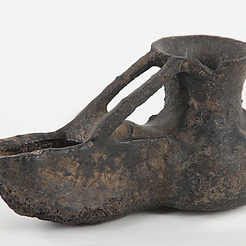 Antike Öllampe Cast iron, crusty black patina. H 8,5 cm, L 15,2 cm.