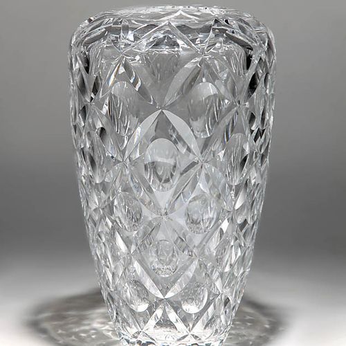 Vase Cristal de plomo finamente tallado. H 30 cm.