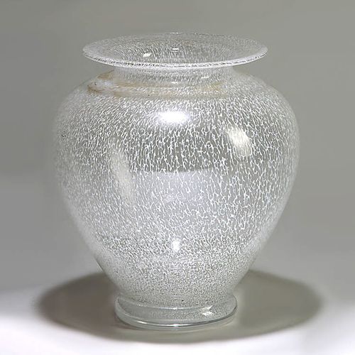 Vase WMF(?)。腹部的肩部容器有一个摆动的嘴唇。彩色玻璃，白色氧化珐琅。高21,8厘米。