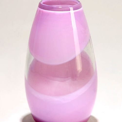 Vase 约70年代至80年代。圆锥形、球状的容器，底部有断裂。彩色玻璃，粉红色内缘。高19,8厘米。