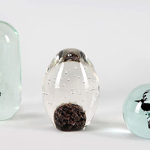 Drei Paperweights Vetro incolore, motivi colorati traforati e bolle d'aria. Due &hellip;