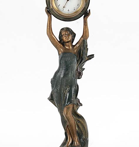 Tischuhr Fin du 19e siècle environ. Une figure féminine debout, les bras levés, &hellip;
