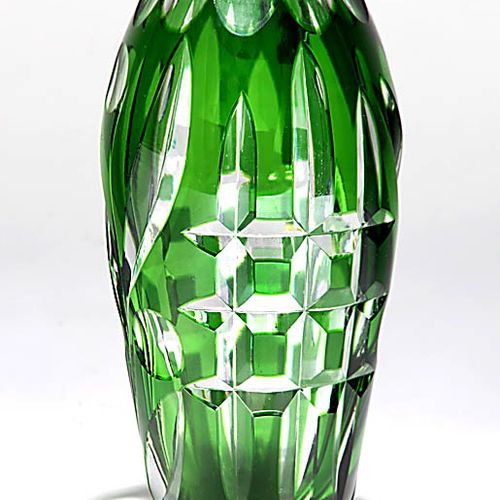 Vase 无色铅水晶，绿色覆盖，精细切割装饰。高23,6厘米。在底层边缘的微型水坝。