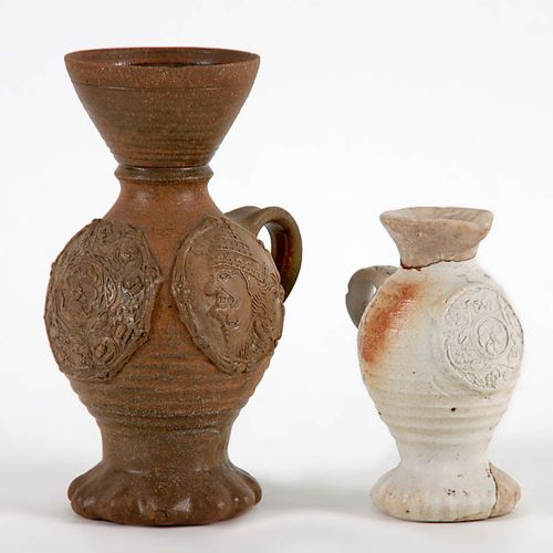 Konvolut 1) Funnel neck jug. Siegburg, 16th century. Light gray salt-glazed ston&hellip;