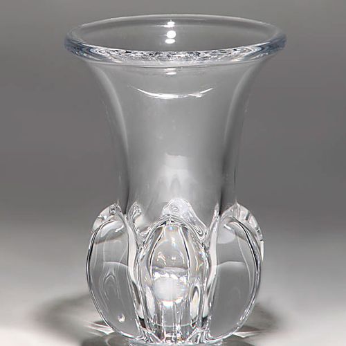 Vase 法国，Art Vannes，底部有蚀刻标记。圆锥形，顶部变宽，有一个圆唇，底部有珠子。厚实的无色水晶玻璃。高15,2厘米。