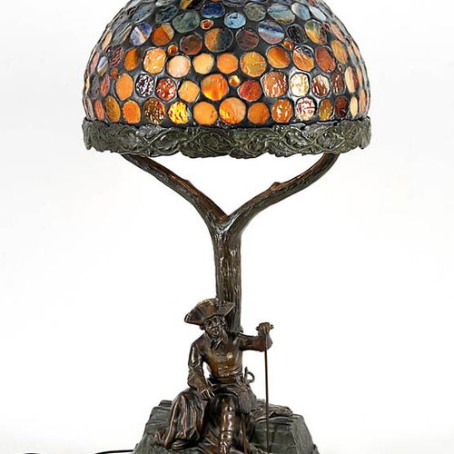 Sehr dekorative Tischlampe 20世纪上半叶。棕色和灰色的铜制灯座，黑色大理石底座。坐在树下的腓特烈大帝。半球形阴影的彩色铅釉（几个玻璃&hellip;