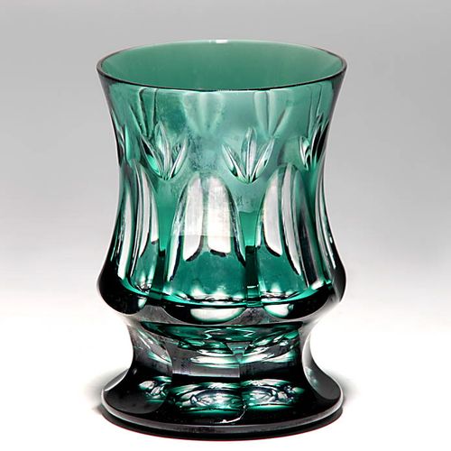 Fußbecher WMF，蚀刻标记WMF Cristal Cabinet。无色玻璃，深绿色覆盖层，切割装饰。高12,4厘米。