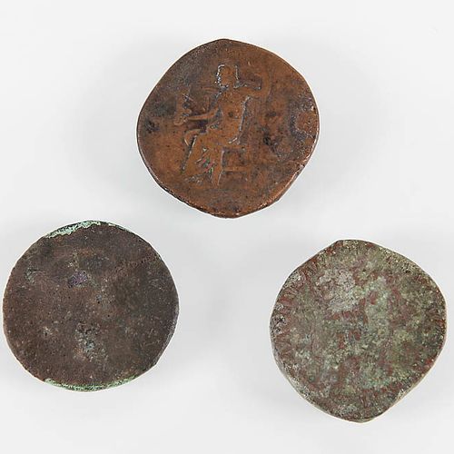 Drei römische Bronzemünzen Partly faintly recognizable effigies with marginal in&hellip;