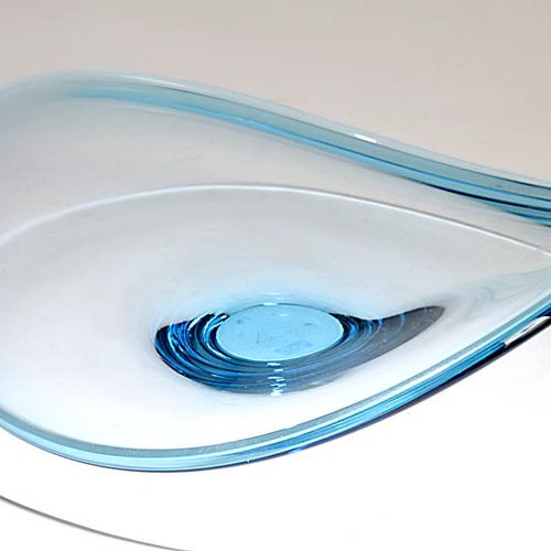 Schale 圆形，扁形，弧形，圆锥形支架。浅蓝色玻璃。高9.5厘米，长34.5厘米。磊。使用的痕迹。