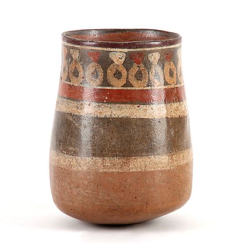 Gefäß 秘鲁，印加时期，约公元1000-1200年。薄壁，圆锥形，底部略呈球状，底部向外弯曲的容器。红色粘土，四周涂有浅棕色、灰色、白色和红色的条纹，上面有&hellip;