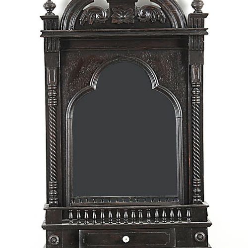 Wandspiegel mit Ablage 历史主义。黑色染色的木头，雕刻和转动。镜子在顶部弯曲以适应（玻璃被替换），两侧是转弯的半圆柱，底部是带抽屉和栏杆的&hellip;