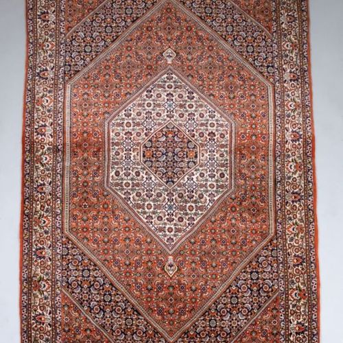 Bidjar, Iran, 20. Jahrhundert Bidjar
Iran, 20e siècle. Laine de laine. 250 x 148&hellip;