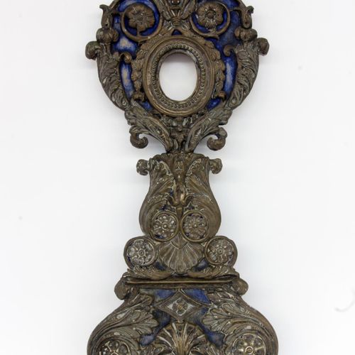 Null A MONSTRANCE 意大利 约1700年 奢华的巴洛克式装饰，由镀银金属在蓝漆的木板上制成。椭圆形的灵位盒。约62 x 25.5厘米。关键词：神&hellip;