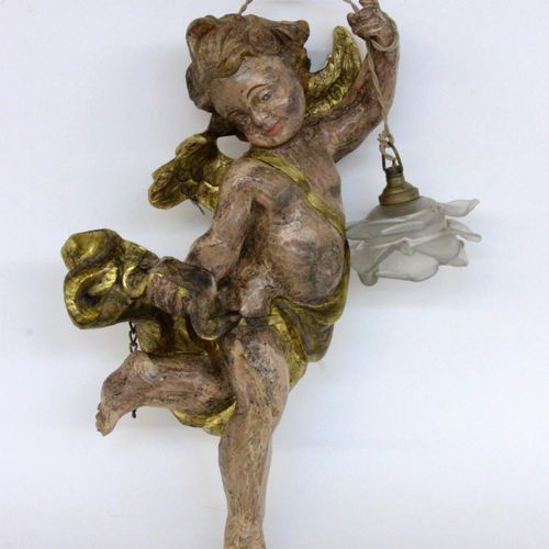 Null 一个天使壁灯，大约在1900年的巴洛克风格。木头雕刻的天使，涂有颜色，部分镀金。带电。花形灯罩由磨砂和蚀刻玻璃制成。