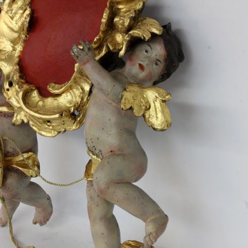 Null 一对巴洛克式的天使作为CARTOUCHE的支架 南德，18世纪 2个天使的形象拿着一个带罗盖尔框架的CARTOUCHE。木头雕刻，彩绘。高41厘米。镀&hellip;