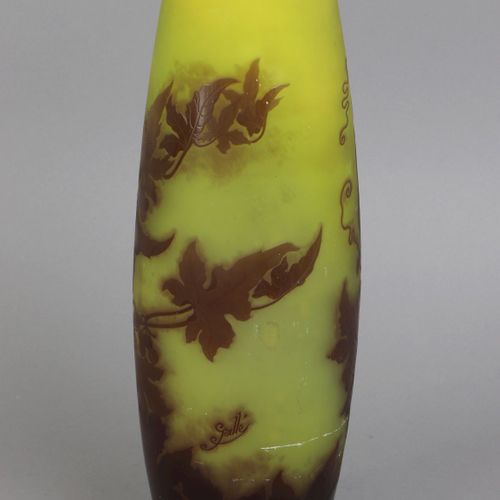 Große EMILE GALLÉ Glasvase 大型EMILE GALLÉ玻璃花瓶，约1900年，高大的纺锤形，石灰黄玻璃与棕色覆盖物，切割和蚀刻的藤蔓装&hellip;