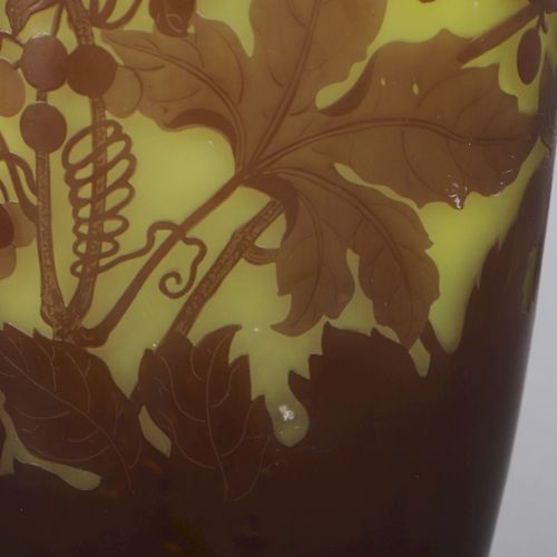 Große EMILE GALLÉ Glasvase 大型EMILE GALLÉ玻璃花瓶，约1900年，高大的纺锤形，石灰黄玻璃与棕色覆盖物，切割和蚀刻的藤蔓装&hellip;