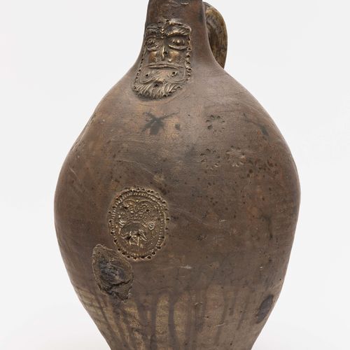 Null 巴特曼壶
Frechen，17世纪。棕色盐釉石器。卵形体，短颈，带棱纹的珠柄。正面有胡须面具和国徽，有邮票饰物。尺寸。高42.5厘米。