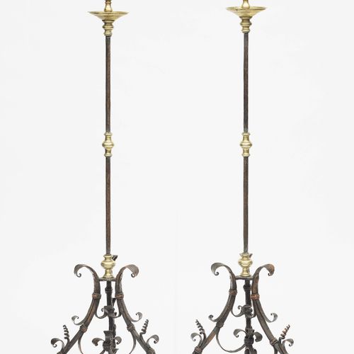 Null Paire de chandeliers
Style baroque Fer forgé, laiton. Sur une base de trois&hellip;