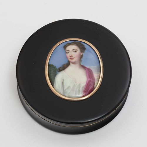 Null 盒子里的珐琅小品可能有卡特琳娜-埃德温的肖像
伦敦，1720年左右，归功于克里斯蒂安-弗里德里希-津克-霍恩，金座。圆的。在盖子上嵌有一位身穿白色礼服&hellip;