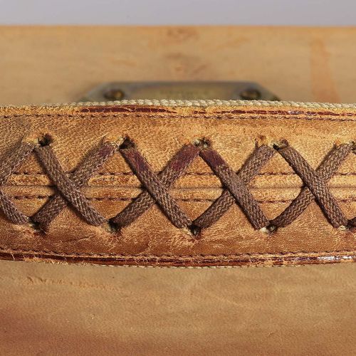 Null 旅行箱E.3
Hermès，巴黎，1970年代 皮套，缝制。织物内部，有皮革带子。黄铜翻盖扣。手柄亚麻布，有皮革封面。附带钥匙的皮套。框架内有金色的压&hellip;
