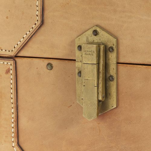 Null 旅行箱E.3
Hermès，巴黎，1970年代 皮套，缝制。织物内部，有皮革带子。黄铜翻盖扣。手柄亚麻布，有皮革封面。附带钥匙的皮套。框架内有金色的压&hellip;