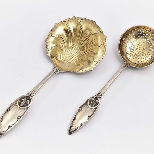Null 草莓餐具
Cardeilhac，巴黎，约1900 银质，勺子内部镀金。花卉浮雕。镂空的勺子。唛头。L. 20和22厘米。197 g.