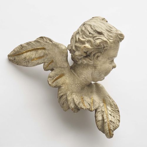 Null 有翼的莆田头
上巴伐利亚，18世纪中期。在翼形袖口上向左转。质量模型化的儿童相貌。树皮，全圆雕，有古老的白金支架。一个翅膀的休息。高38厘米。