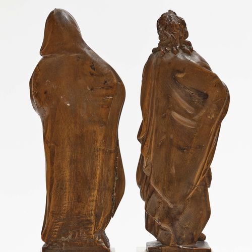 Null 圣徒约翰和玛丽
荷兰，17世纪。以哀叹和祈祷的姿势站在一个平坦的基座上。衣服以平行褶皱的方式垂下。黄杨木，全圆雕，略带水坝。安装在一个有机玻璃底座上。&hellip;
