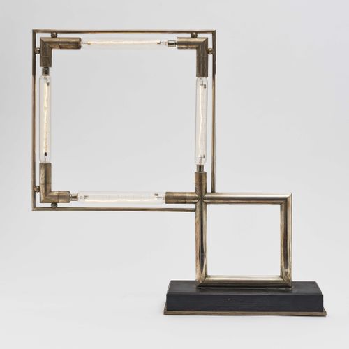 Null 灯 "Quadro "
设计Jacques Adnet，1928年，后来执行 管状的方形框架，黄铜可能涂有钯。四个荧光灯管。金属底板上的木质底座。有调&hellip;