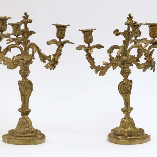 Null 一对girandoles，三个火焰
，路易十五风格的黄铜，黄金镶嵌。高40厘米。