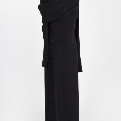 Abendkleid Haider Ackermann Haider Ackermann晚装，巴黎

丝质绉绸，黑色，侧缝蕾丝，领口垂坠。尺寸38（德国）。